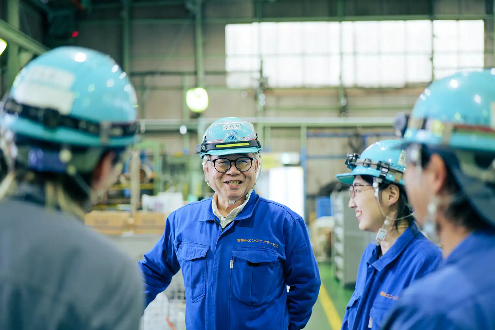 スタッフと会話する社長の写真