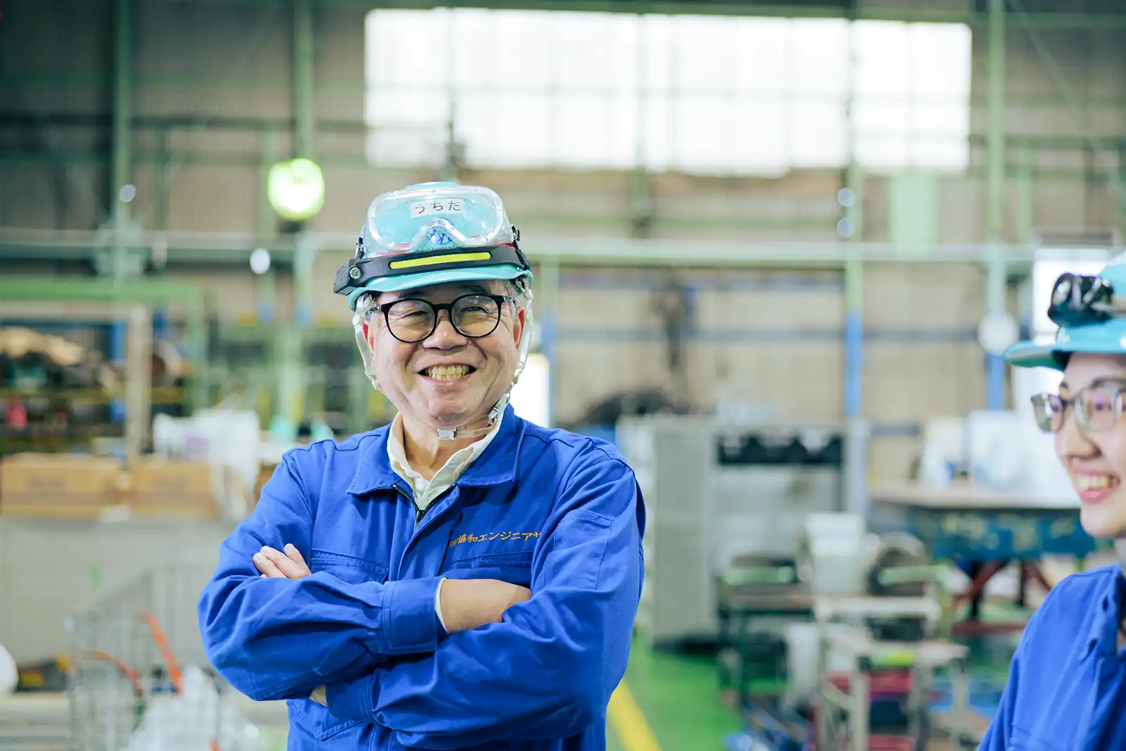 笑顔で会話する社長の写真