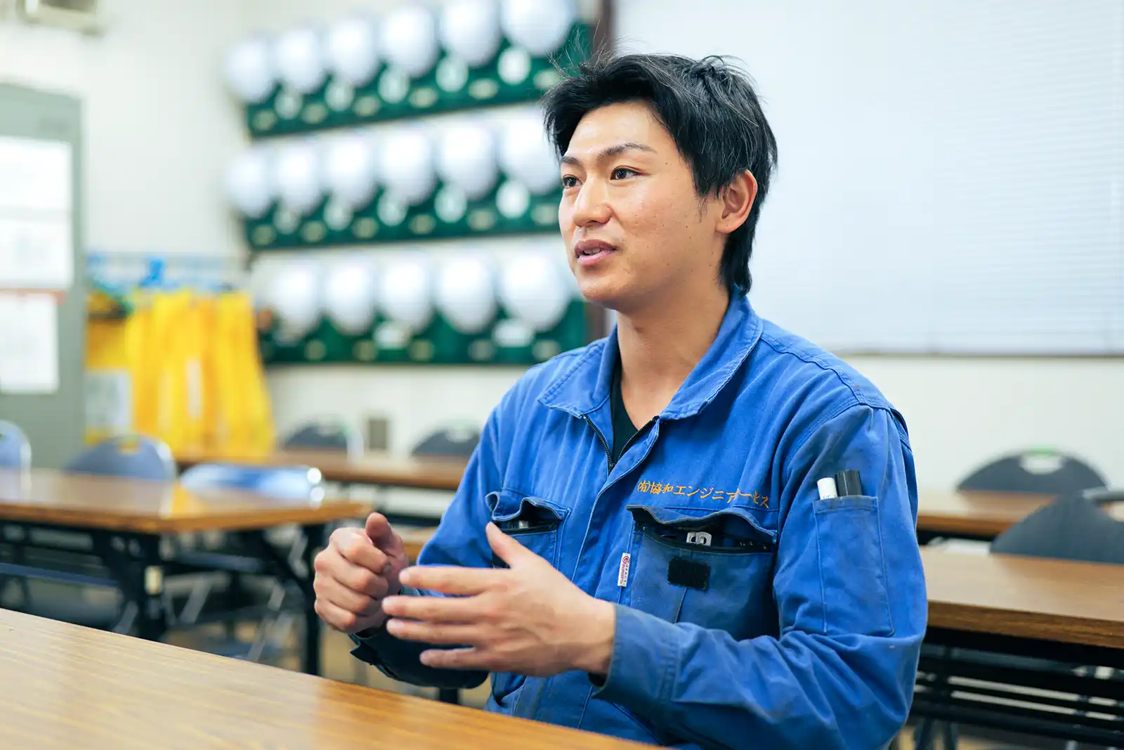 インタビュー中の写真